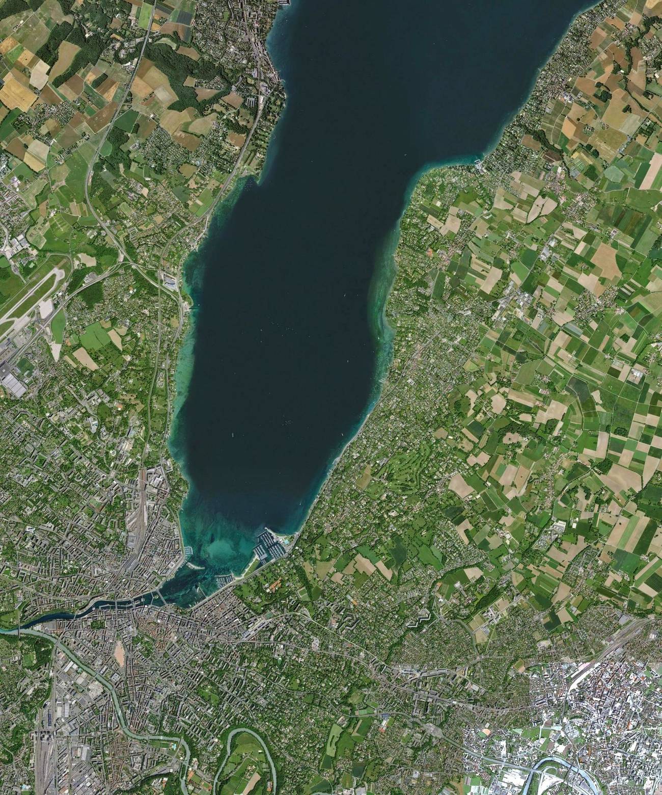 Vue aérienne de la rade de Genève, de la ville à Collonge-Bellerive