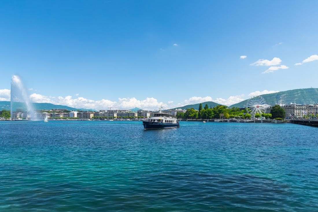Un bateau sur le lac, le Jet d’eau au loin