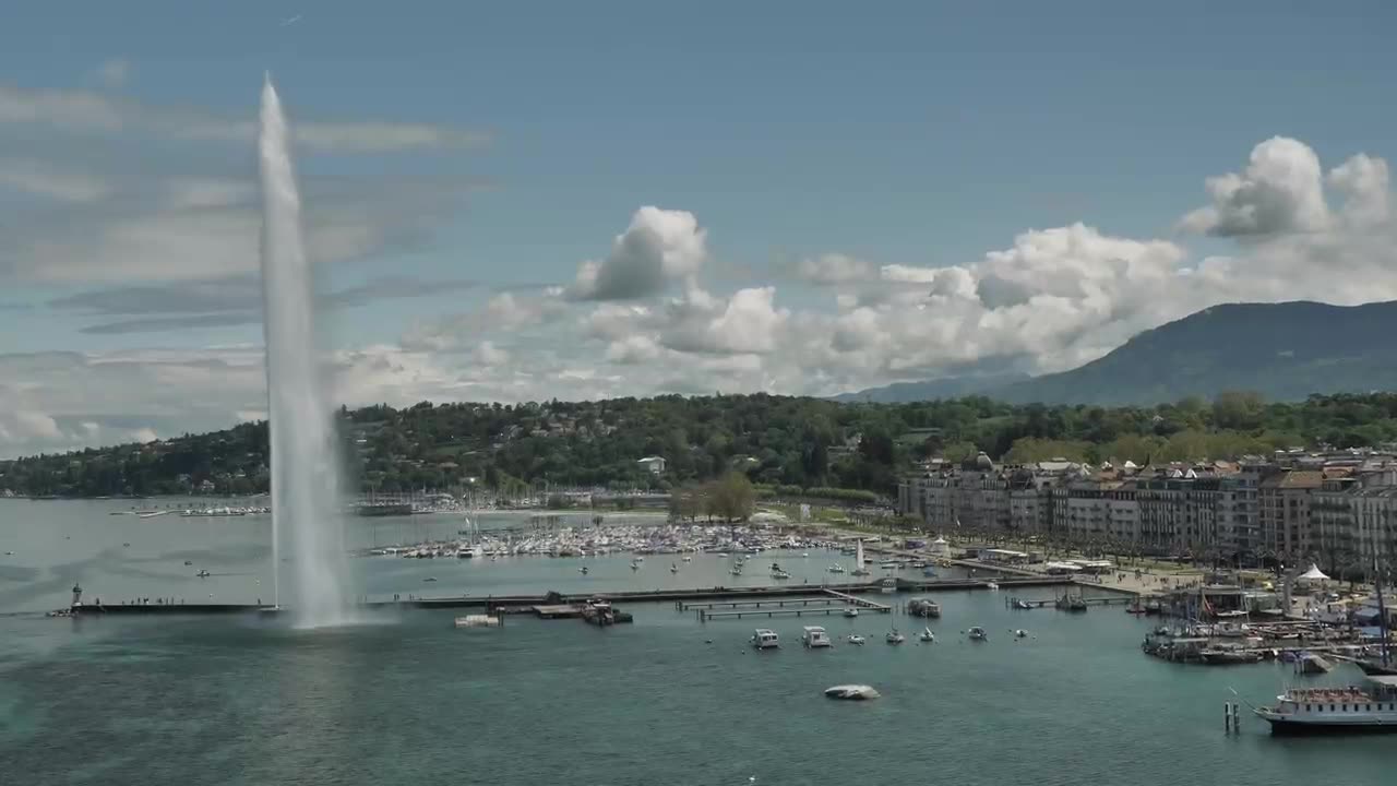 Le Jet d’eau devant le coteau de Cologny